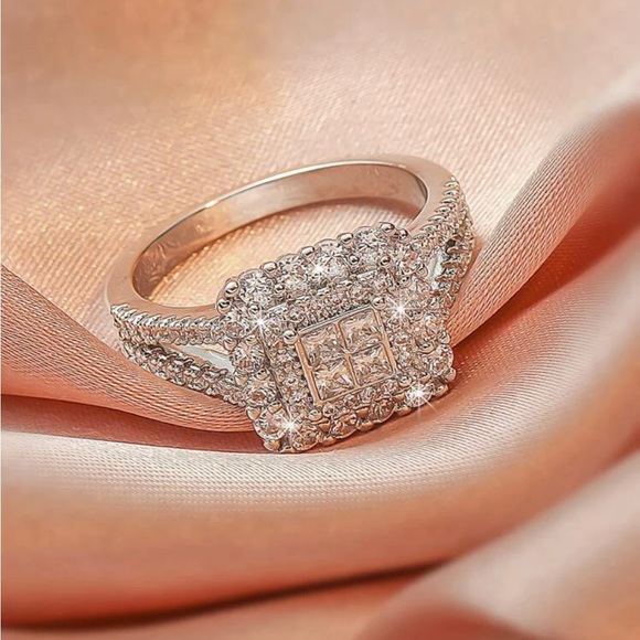 💖LUXURY ENGAGEMENT RING💖 - Picture 2 of 3